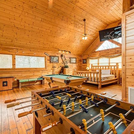 Secret Romance, 2 Bedrooms, Sleeps 8, Pool Table, Hot Tub, Arcade Gatlinburg Ngoại thất bức ảnh