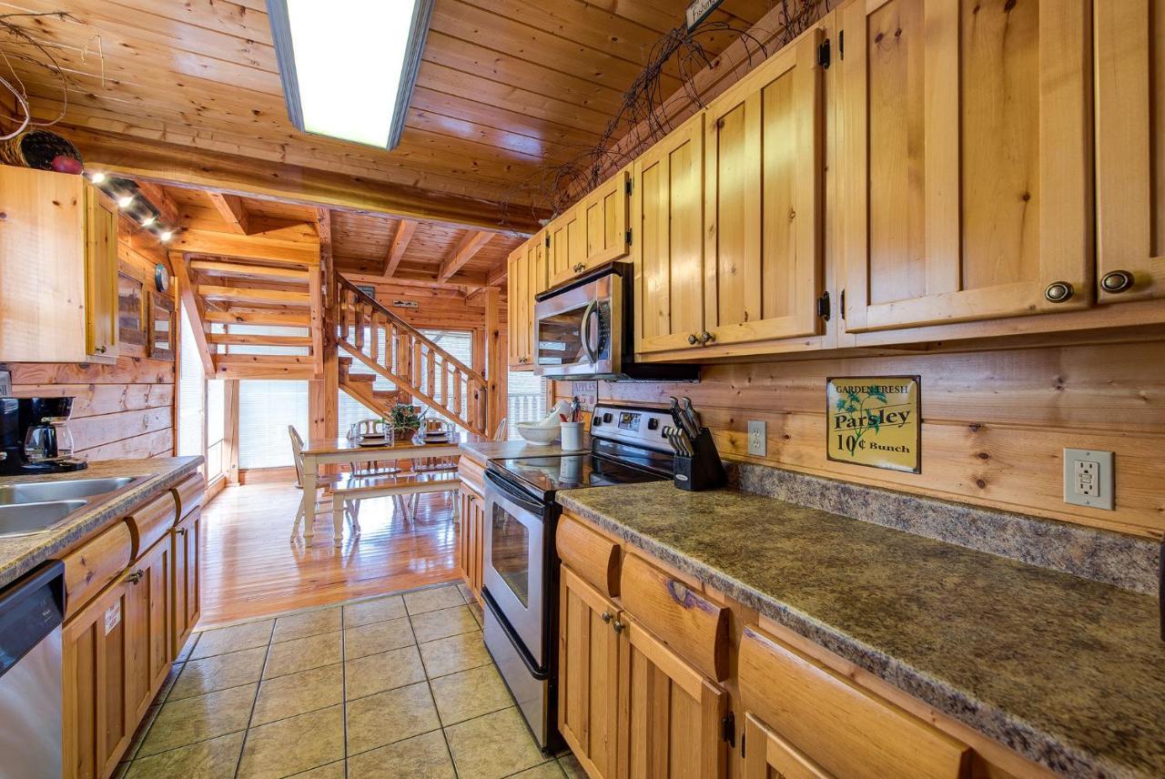 Secret Romance, 2 Bedrooms, Sleeps 8, Pool Table, Hot Tub, Arcade Gatlinburg Ngoại thất bức ảnh