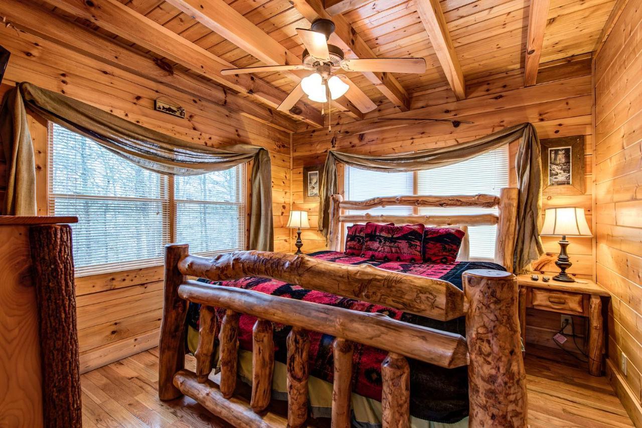 Secret Romance, 2 Bedrooms, Sleeps 8, Pool Table, Hot Tub, Arcade Gatlinburg Ngoại thất bức ảnh