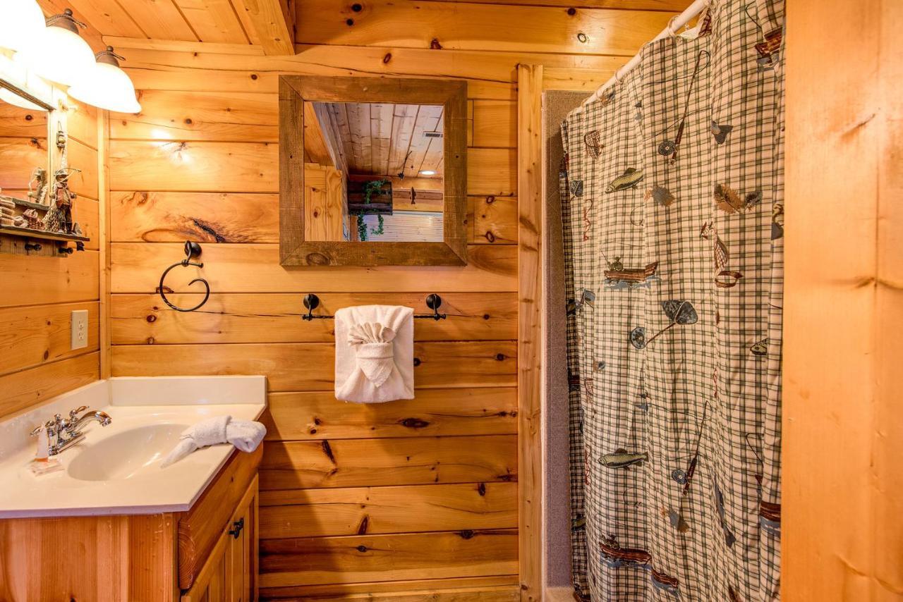 Secret Romance, 2 Bedrooms, Sleeps 8, Pool Table, Hot Tub, Arcade Gatlinburg Ngoại thất bức ảnh